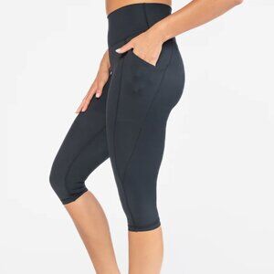 Senita Lux Pace Capri (19" inseam) in black with pockets!